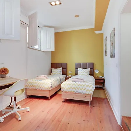 Charming 4 Bedroom In Chiado Apartament Lizbona
