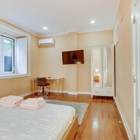 Charming 4 Bedroom In Chiado Lizbona