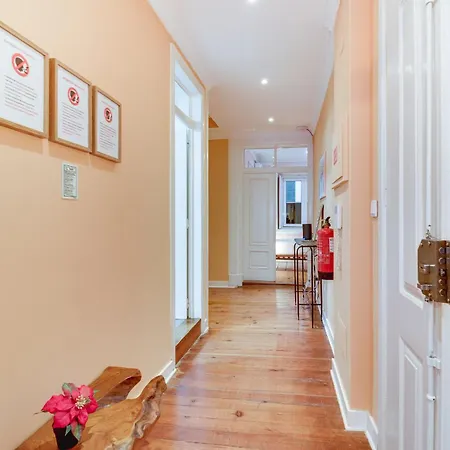 Charming 4 Bedroom In Chiado Apartament Lizbona
