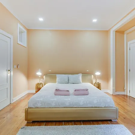 Charming 4 Bedroom In Chiado 리스본